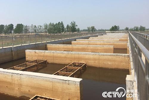 Pretreatment tank can reduce the content of suspended solids in the discharged water, but if it is directly used to purify the sewage of industrial enterprises, it seems to be "inadequate" (Photo by Xu Hui)